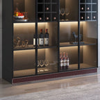 Minimalistischer schwarzer Weinschrank aus Holz mit Glastür