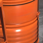 Tables de bar industrielles en métal noir et orange, en forme de fût, avec rangement
