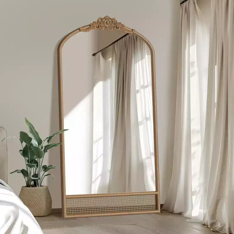 Miroir mural de 37 in. W x 71 in. H avec cadre en bois à arche classique sculptée et partie inférieure en rotin, marron