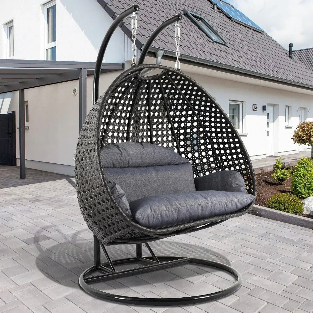 LeisureMod hangende eierstoel voor 2 personen met standaard - hangmatstoel voor buiten en binnen van rotanlook wicker, met kussens
