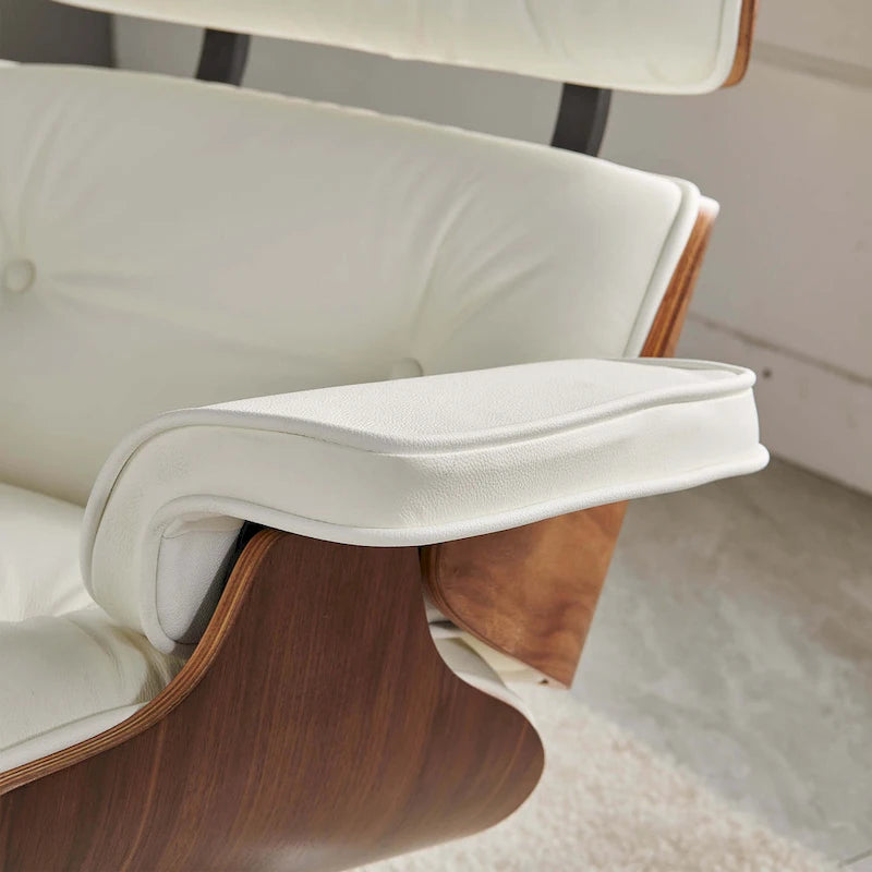 Moderne leren loungestoel met armleuningen, mid-century-stijl