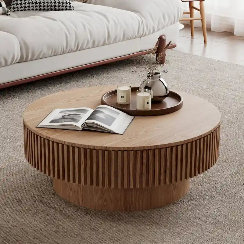 Moderne ronde salontafel van gefineerd massief hout met opbergruimte