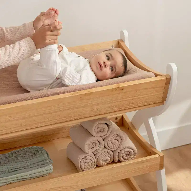 Table à langer Comfy Cubs pour bébé - Structure robuste en bois, style intemporel et deux étagères ouvertes pour les essentiels de bébé