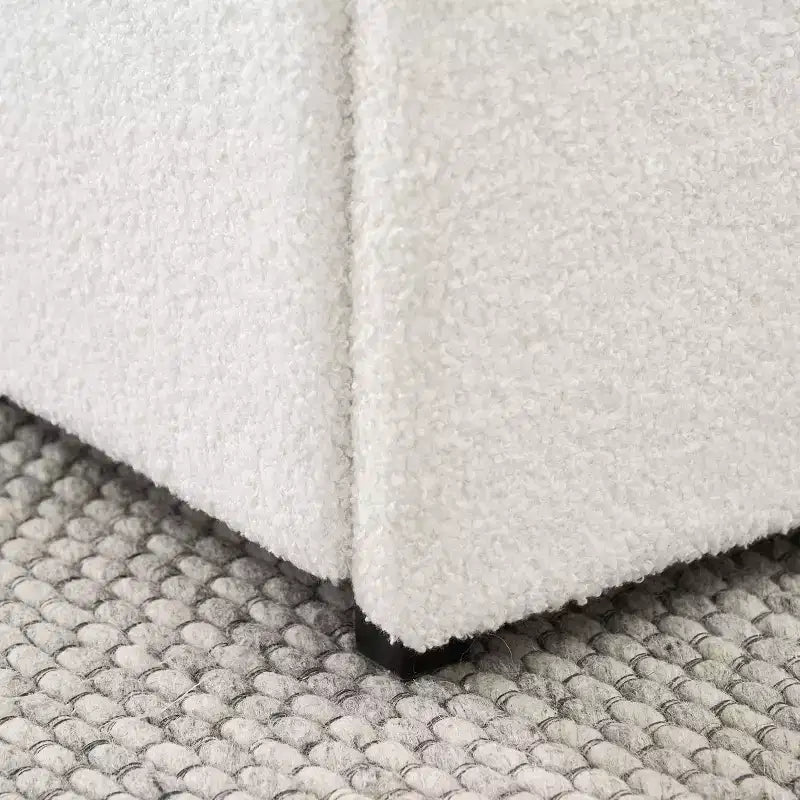 Modern queensize bed met bouclébekleding en opbergladen