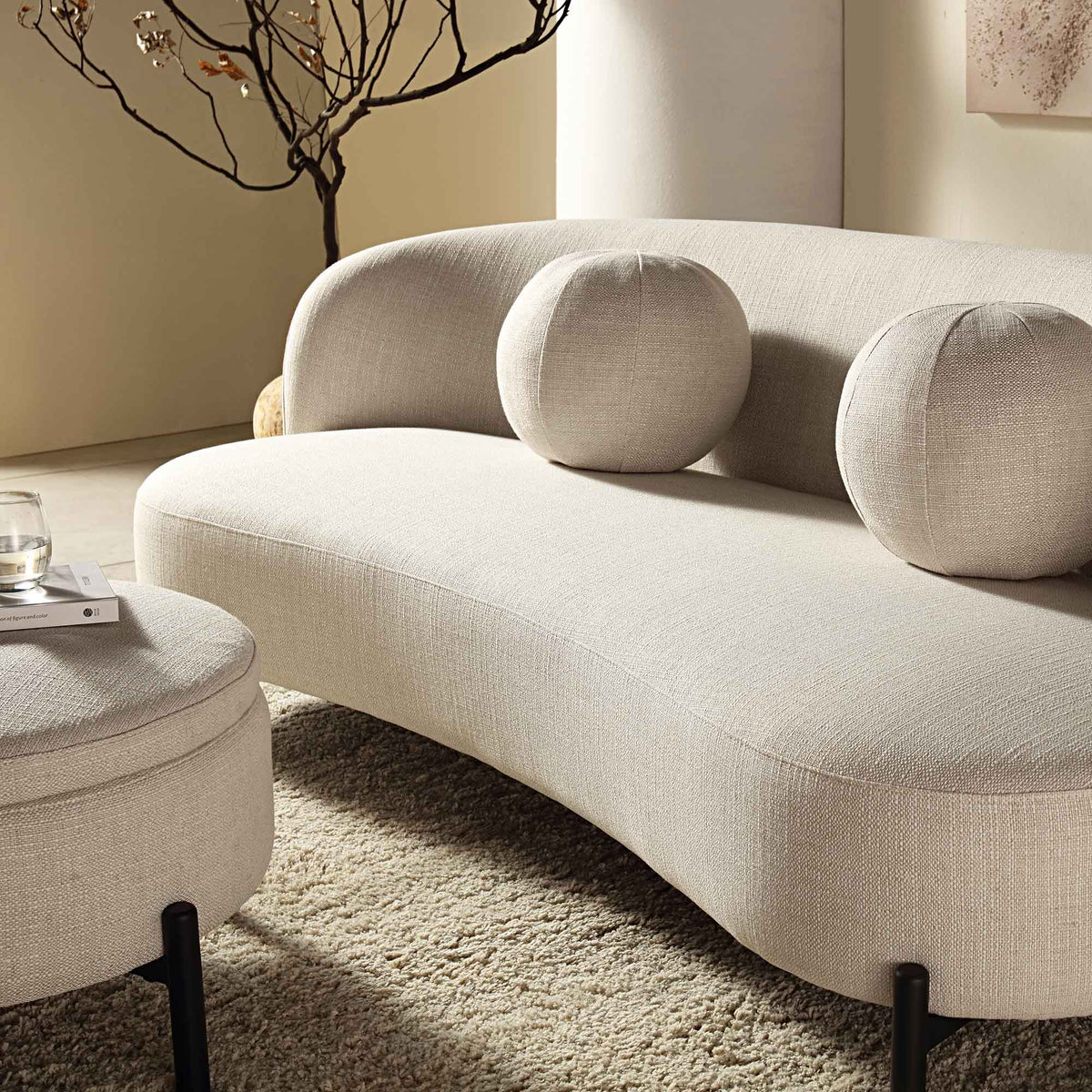 Gebogen driezitsbank met bolvormige kussens, beige linnenmix
