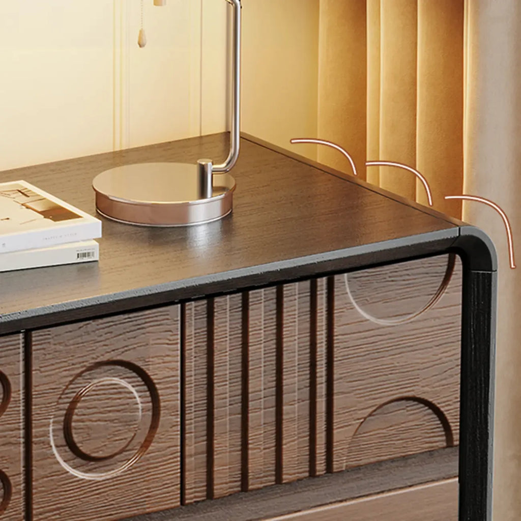 Houten ladekast geïnspireerd op art deco, met geometrisch snijwerk