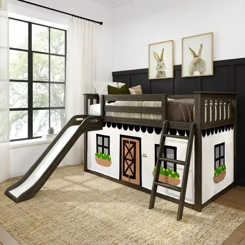 Niedriges Etagenbett in Einzelbettgröße mit einfacher Rutsche und schwarz-weißem Landhaus-Vorhang