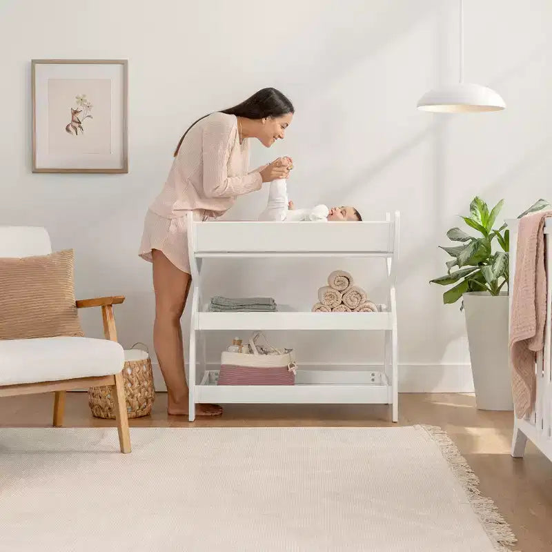 Table à langer Comfy Cubs pour bébé - Structure robuste en bois, style intemporel et deux étagères ouvertes pour les essentiels de bébé