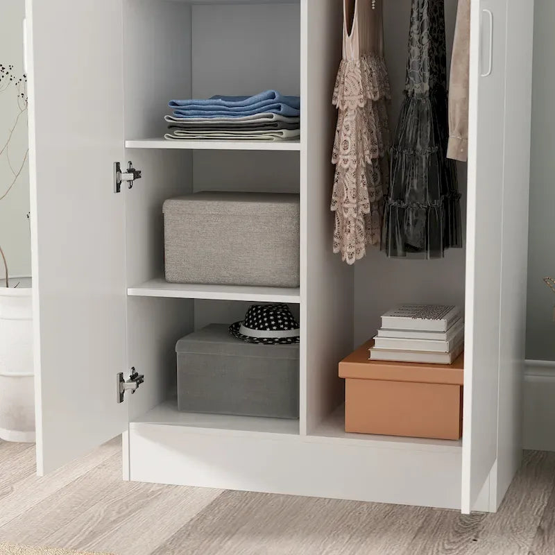 Freistehender zweitüriger Kleiderschrank für das Schlafzimmer mit Kleiderstange