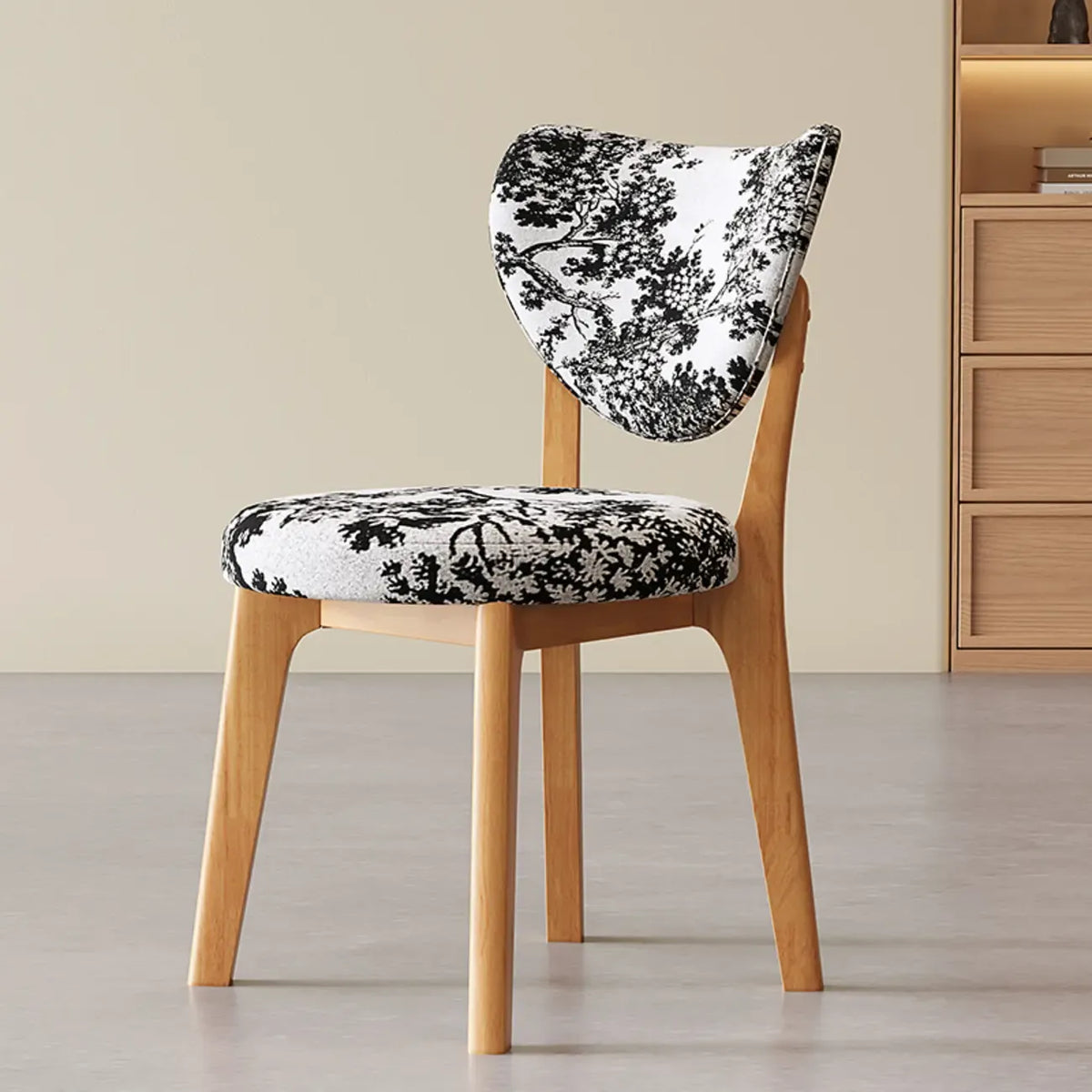 Moderne eetkamerstoel zonder armleuningen, met vleugelrug en kunstleren bekleding