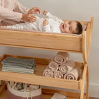 Table à langer Comfy Cubs pour bébé - Structure robuste en bois, style intemporel et deux étagères ouvertes pour les essentiels de bébé