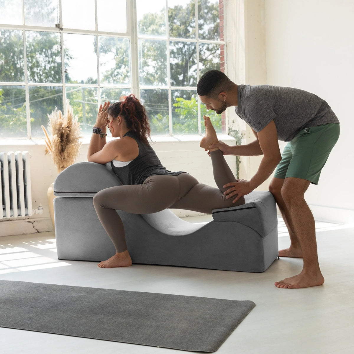 Avana Kami verstelbare chaise longue / voor yoga en massage - 2-in-1 poef met verborgen uitklapbare yogaloungestoel, microfluweel - N/A
