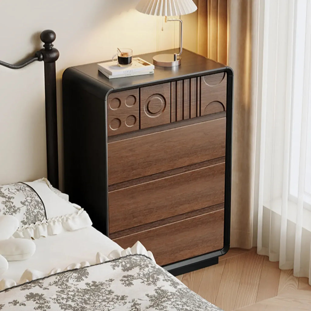 Houten ladekast geïnspireerd op art deco, met geometrisch snijwerk