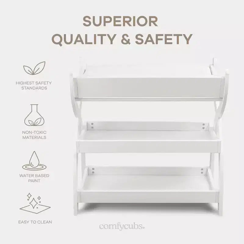 Table à langer Comfy Cubs pour bébé - Structure robuste en bois, style intemporel et deux étagères ouvertes pour les essentiels de bébé