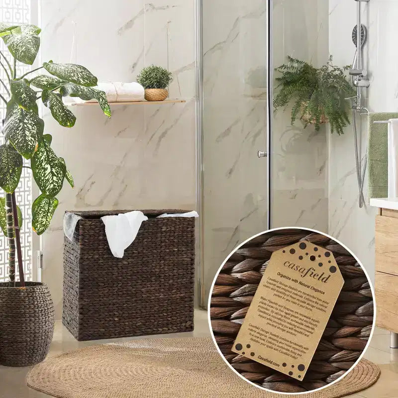 Casafield Wäschekorb mit 2 Fächern, Deckel und herausnehmbaren Wäschesäcken, geflochtener Wäschekorb aus Wasserhyazinthe zum Sortieren von Kleidung