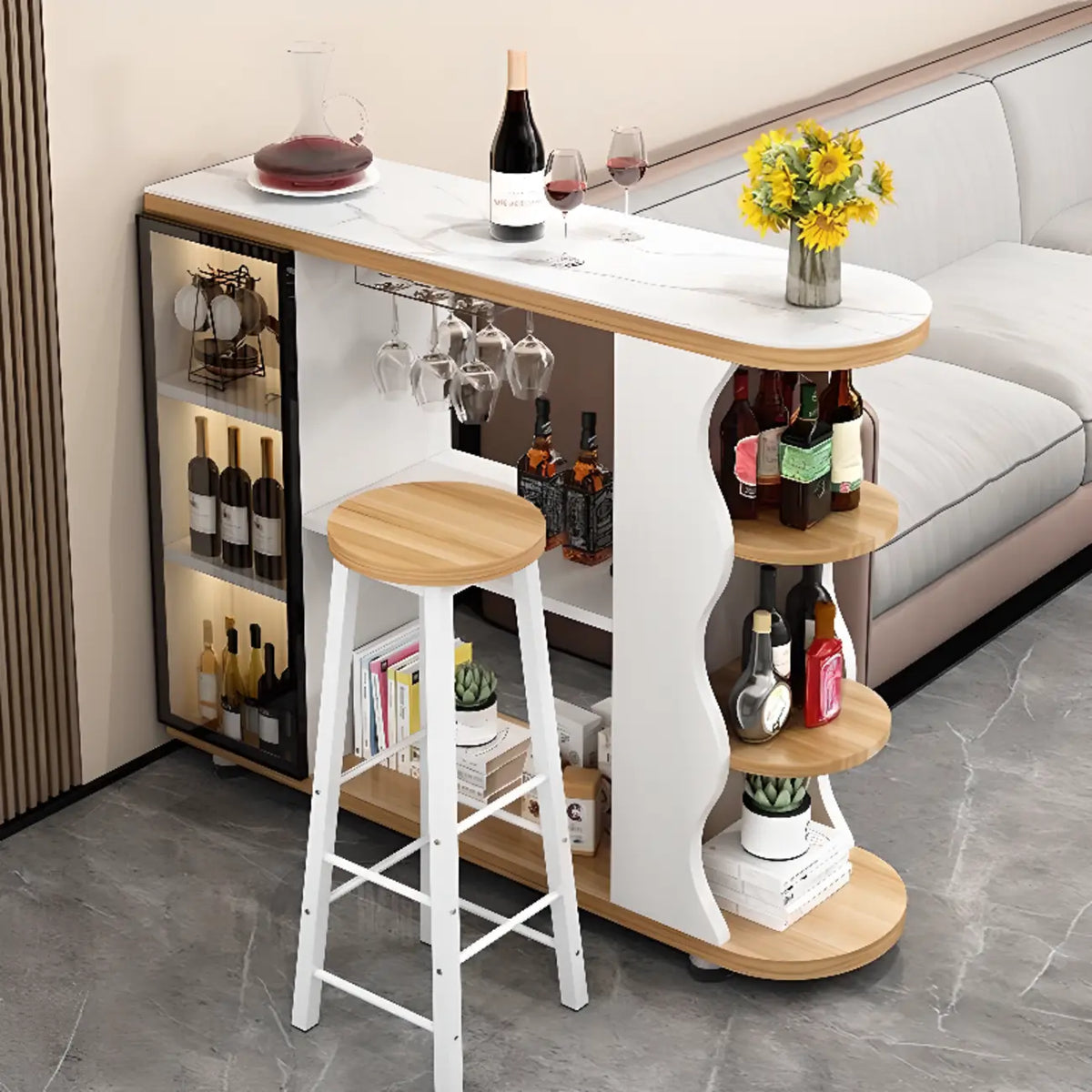 Moderner Bartisch in organischer Form mit Steinplatte und Stauraum für Hausbars