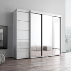 Kleiderschrank mit drei Spiegeln