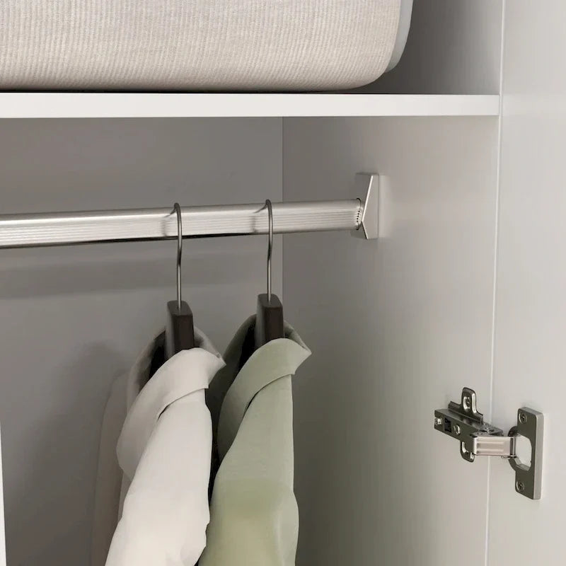 Freistehender zweitüriger Kleiderschrank für das Schlafzimmer mit Kleiderstange