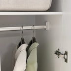 Freistehender zweitüriger Kleiderschrank für das Schlafzimmer mit Kleiderstange