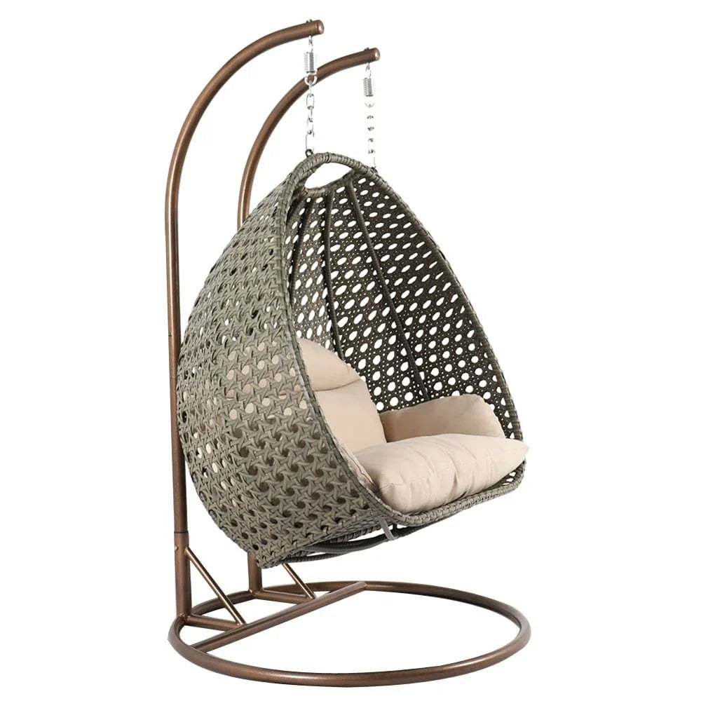 LeisureMod hangende eierstoel voor 2 personen met standaard - hangmatstoel voor buiten en binnen van rotanlook wicker, met kussens