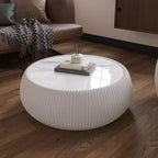 Table basse moderne ronde en forme de tambour Okak avec plateau en marbre et côtés en cuir, table centrale tendance pour le salon ou la chambre