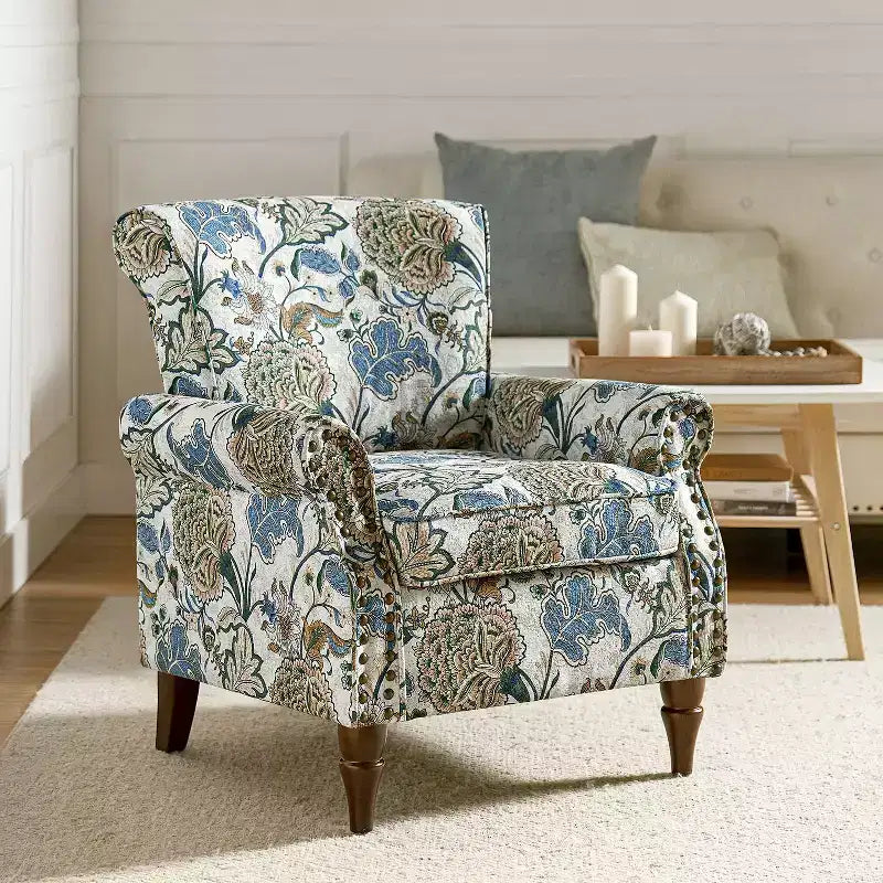 Araceli traditionele houten fauteuil met bloemenstof, hoge rugleuning met vleugels en siernagels| ART OF LIVING DESIGNS