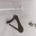 Freistehender zweitüriger Kleiderschrank für das Schlafzimmer mit Kleiderstange