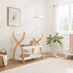 Table à langer Comfy Cubs pour bébé - Structure robuste en bois, style intemporel et deux étagères ouvertes pour les essentiels de bébé