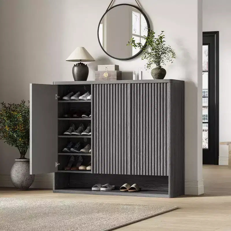 Meuble à chaussures avec portes cannelées et étagères réglables pour l’entrée ou le salon