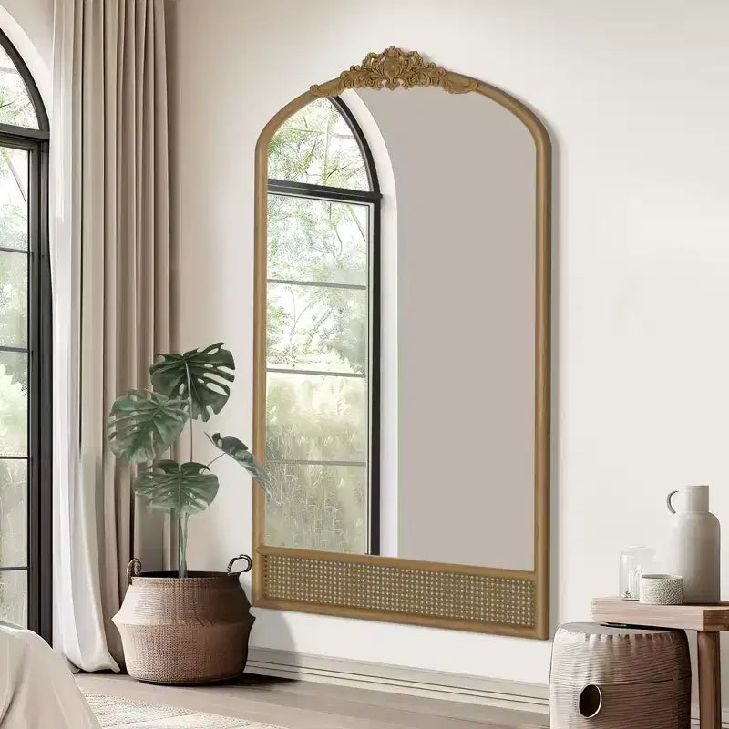 Miroir mural de 37 in. W x 71 in. H avec cadre en bois à arche classique sculptée et partie inférieure en rotin, marron