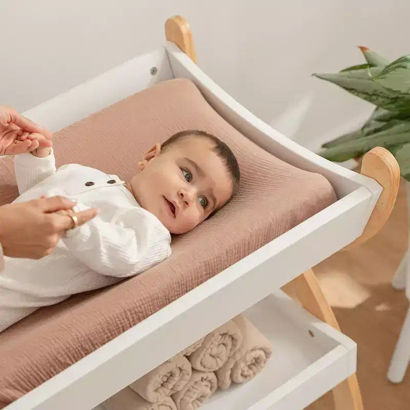 Table à langer Comfy Cubs pour bébé - Structure robuste en bois, style intemporel et deux étagères ouvertes pour les essentiels de bébé