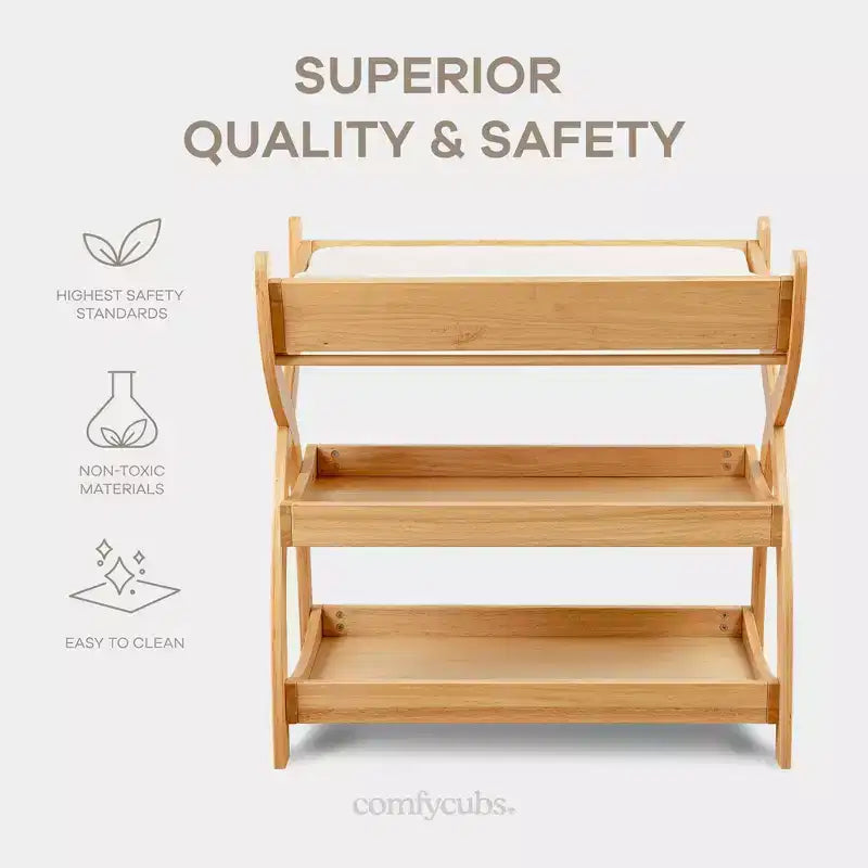 Table à langer Comfy Cubs pour bébé - Structure robuste en bois, style intemporel et deux étagères ouvertes pour les essentiels de bébé