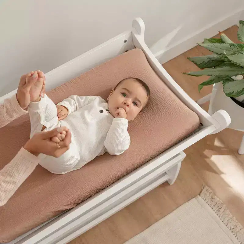 Table à langer Comfy Cubs pour bébé - Structure robuste en bois, style intemporel et deux étagères ouvertes pour les essentiels de bébé