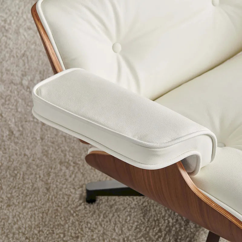 Moderne leren loungestoel met armleuningen, mid-century-stijl