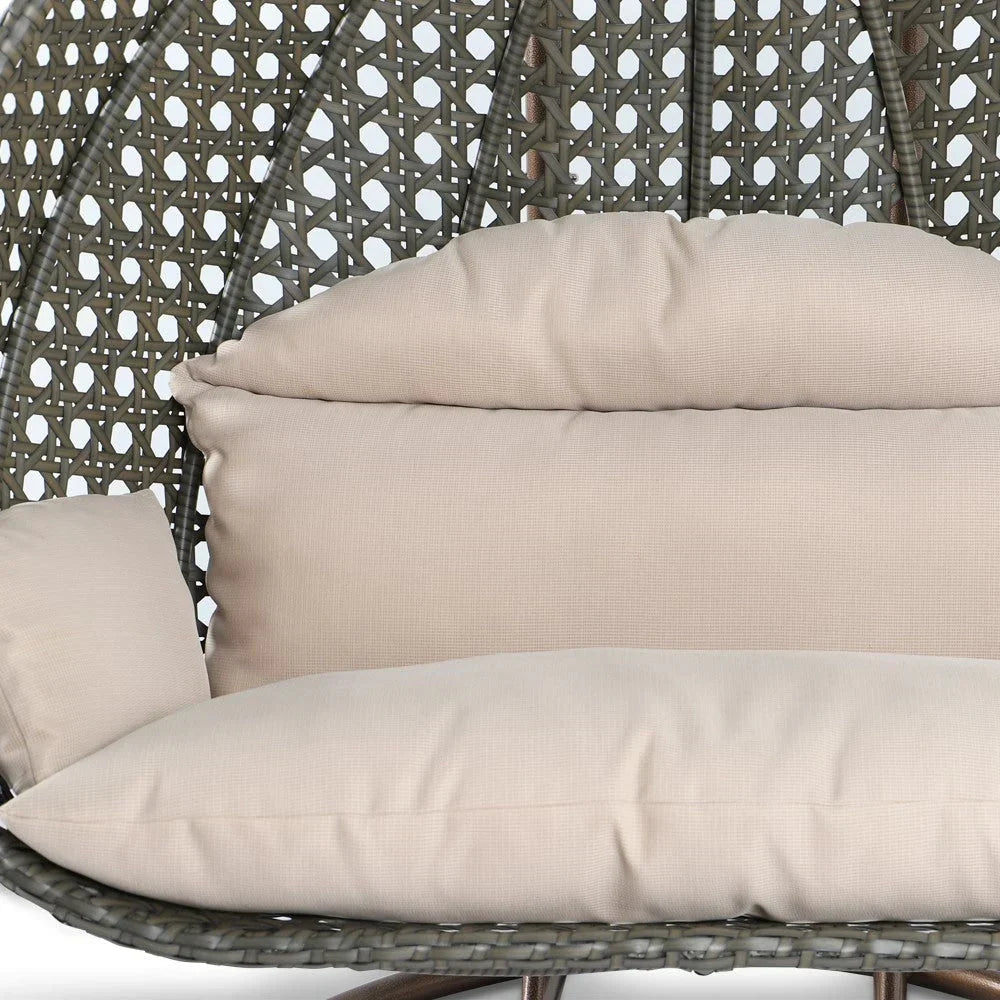 LeisureMod hangende eierstoel voor 2 personen met standaard - hangmatstoel voor buiten en binnen van rotanlook wicker, met kussens
