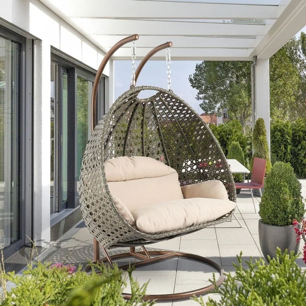 LeisureMod hangende eierstoel voor 2 personen met standaard - hangmatstoel voor buiten en binnen van rotanlook wicker, met kussens