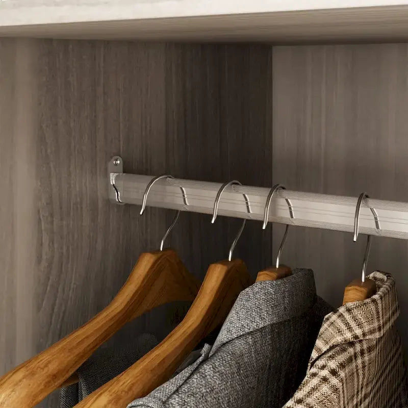 Moderne vrijstaande kledingkast van massief hout met opbergplanken
