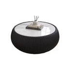 Table basse moderne ronde en forme de tambour Okak avec plateau en marbre et côtés en cuir, table centrale tendance pour le salon ou la chambre