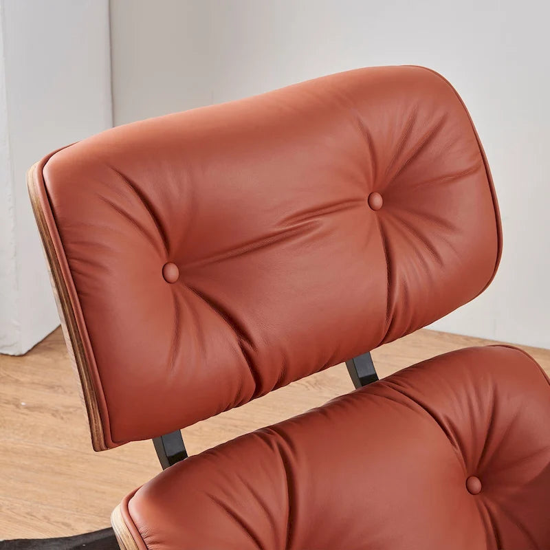 Moderne leren loungestoel met armleuningen, mid-century-stijl