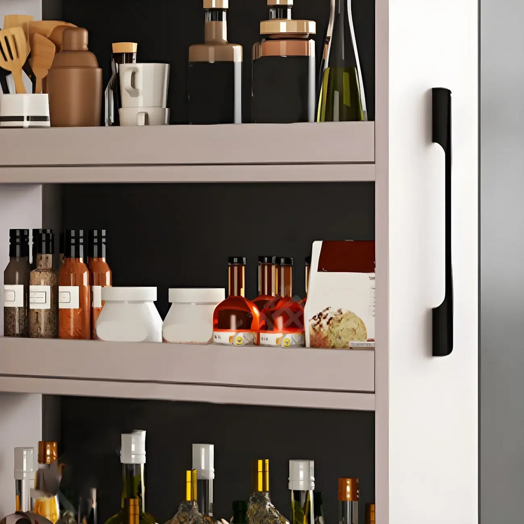 Moderne houten buffetkast met open planken en zwenkwiel