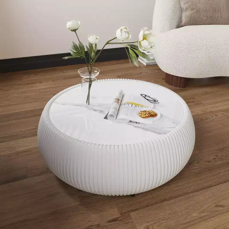 Table basse moderne ronde en forme de tambour Okak avec plateau en marbre et côtés en cuir, table centrale tendance pour le salon ou la chambre