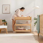Table à langer Comfy Cubs pour bébé - Structure robuste en bois, style intemporel et deux étagères ouvertes pour les essentiels de bébé