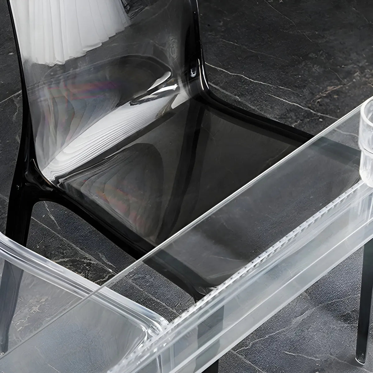 Bernsteinfarbener Acryl-Esszimmerstuhl ohne Armlehnen mit niedriger Rückenlehne
