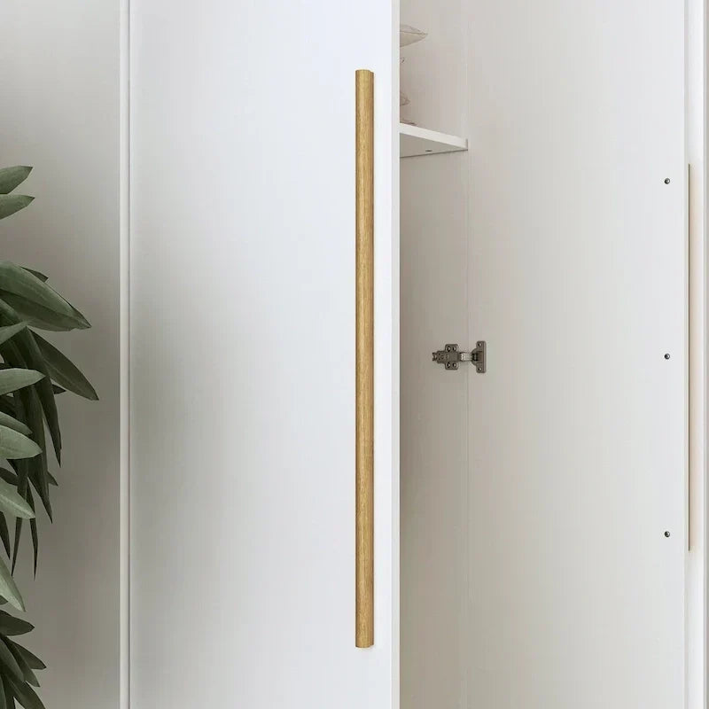 Moderne vrijstaande kledingkast van massief hout met opbergplanken
