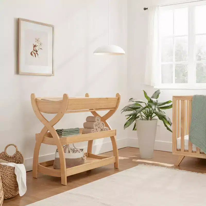 Table à langer Comfy Cubs pour bébé - Structure robuste en bois, style intemporel et deux étagères ouvertes pour les essentiels de bébé