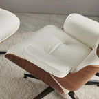 Moderne leren loungestoel met armleuningen, mid-century-stijl