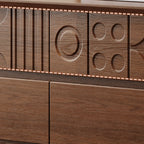 Houten ladekast geïnspireerd op art deco, met geometrisch snijwerk