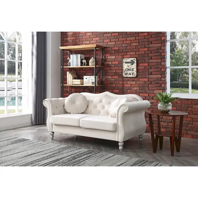Divanetto in velluto con borchie decorative