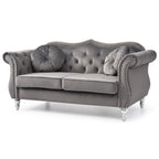 Divanetto in velluto con borchie decorative