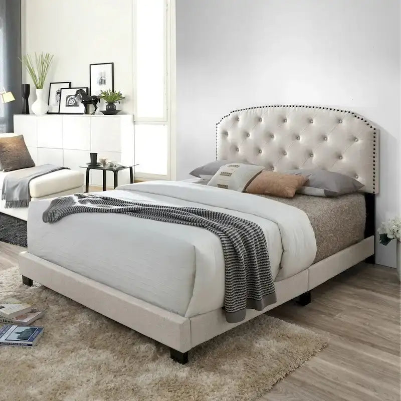 Giroletto Queen Size - Tessuto Beige con Bottoni Trapuntati e Rivetti Decorativi